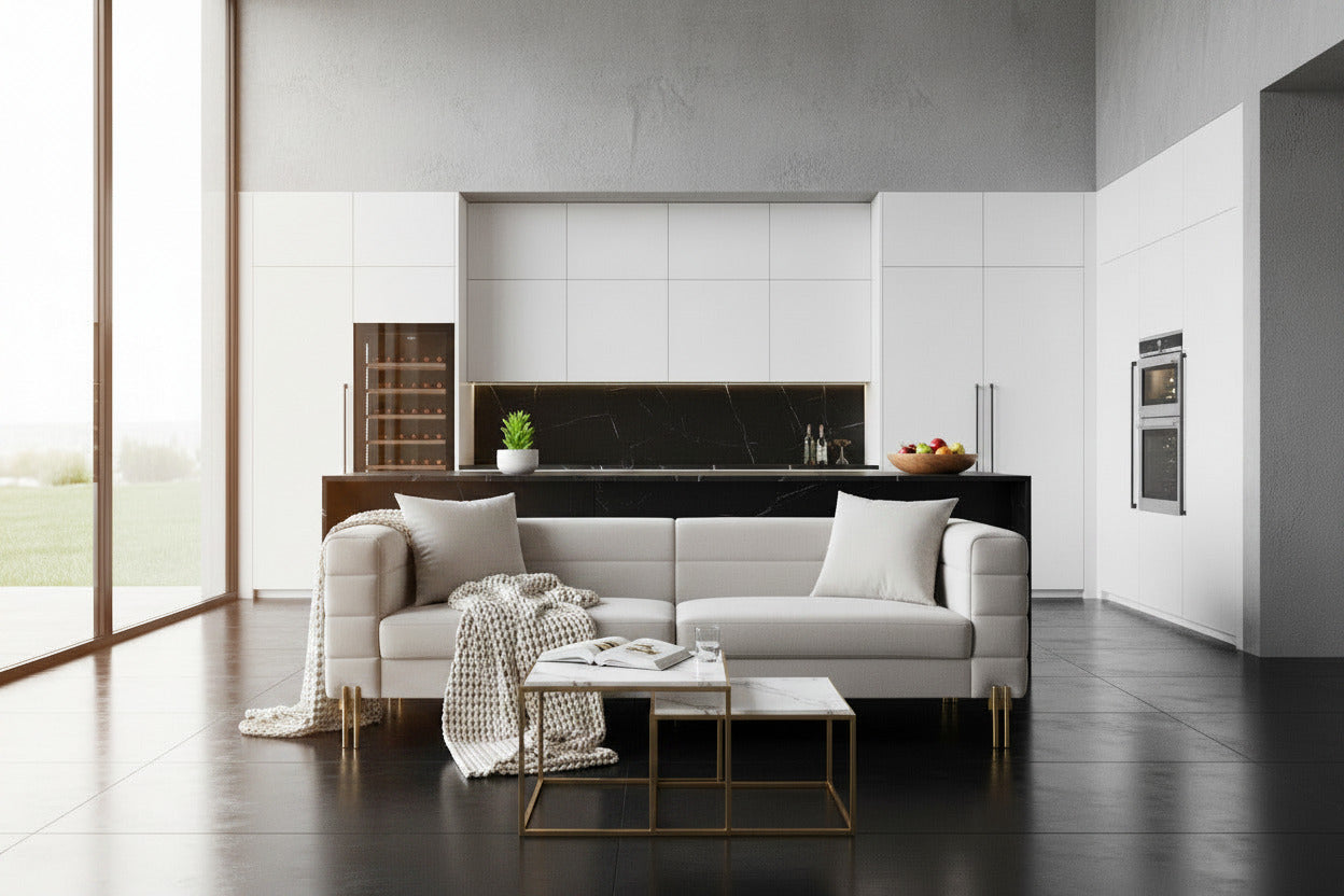 Sofá de 3 plazas en terciopelo gris claro brillante con patas doradas de diseño, mueble de lujo para salones exclusivos en Orihuela Costa