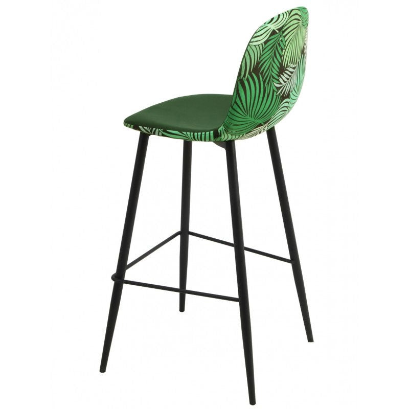 Taburete de diseño en terciopelo verde con respaldo floral y estructura metálica negra HORUS, ideal para barras de cocina modernas y elegantes.